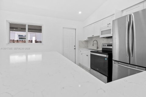House in Miami, Florida 3 bedrooms, 81.75 sq.m. № 2265971 - photo 7