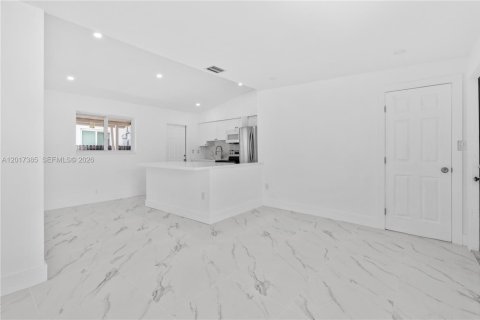House in Miami, Florida 3 bedrooms, 81.75 sq.m. № 2265971 - photo 8