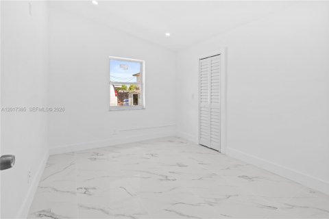 House in Miami, Florida 3 bedrooms, 81.75 sq.m. № 2265971 - photo 10