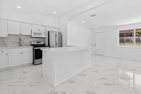 House in Miami, Florida 3 bedrooms, 81.75 sq.m. № 2265971 - photo 6