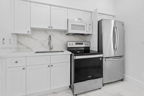 House in Miami, Florida 3 bedrooms, 81.75 sq.m. № 2265971 - photo 5