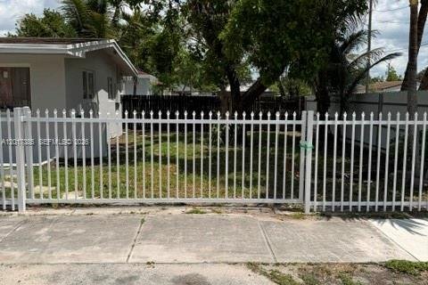 House in Miami, Florida 3 bedrooms, 81.75 sq.m. № 2265971 - photo 14