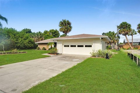 Casa en venta en Port Charlotte, Florida, 3 dormitorios, 143.72 m2 № 1914323 - foto 1