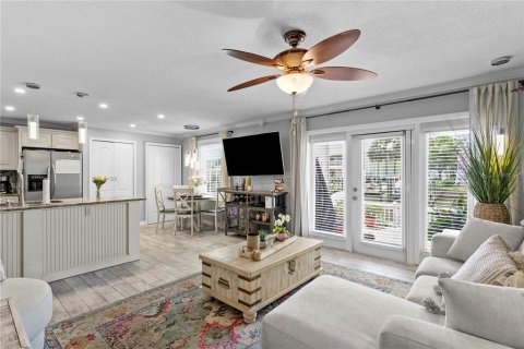 Condo in Saint Petersburg, Florida, 2 bedrooms  № 2111447 - photo 3