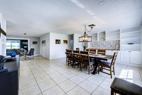 House in Wellington, Florida 4 bedrooms, 198.9 sq.m. № 2188223 - photo 3