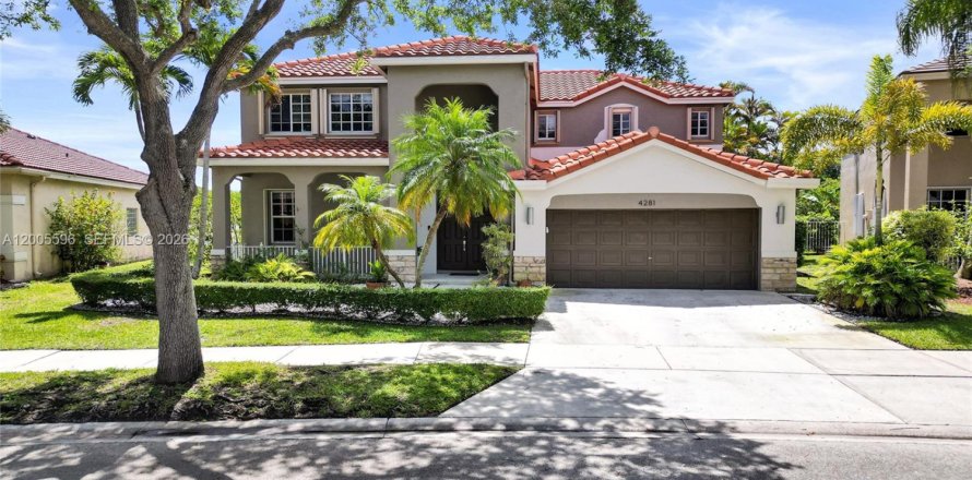 House in Weston, Florida 5 bedrooms, 235.6 sq.m. № 2069630