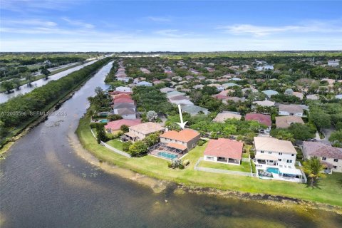 House in Weston, Florida 5 bedrooms, 235.6 sq.m. № 2069630 - photo 11