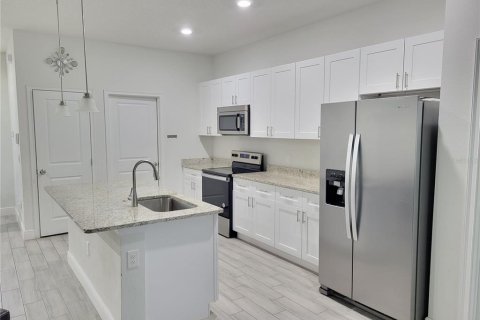House in Poinciana, Florida 4 bedrooms, 167.04 sq.m. № 2416237 - photo 6