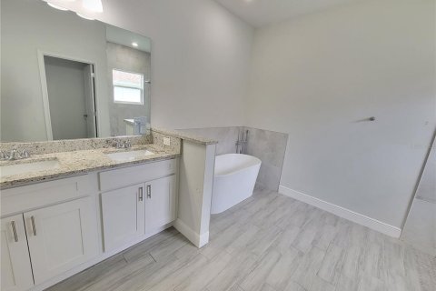 House in Poinciana, Florida 4 bedrooms, 167.04 sq.m. № 2416237 - photo 15