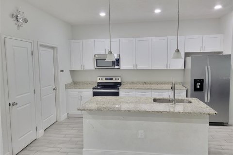 House in Poinciana, Florida 4 bedrooms, 167.04 sq.m. № 2416237 - photo 5