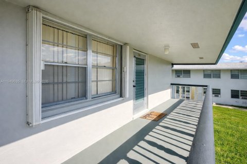 House in West Palm Beach, Florida 2 bedrooms, 76.09 sq.m. № 2005443 - photo 2