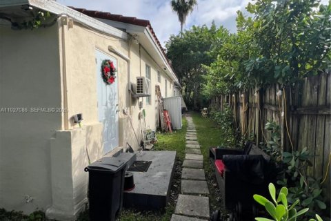 House in South Miami, Florida 5 bedrooms, 223.89 sq.m. № 1985982 - photo 9