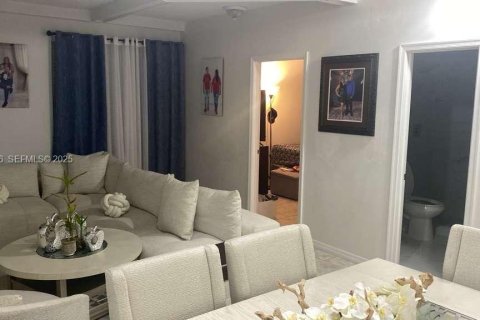 House in South Miami, Florida 5 bedrooms, 223.89 sq.m. № 1985982 - photo 15