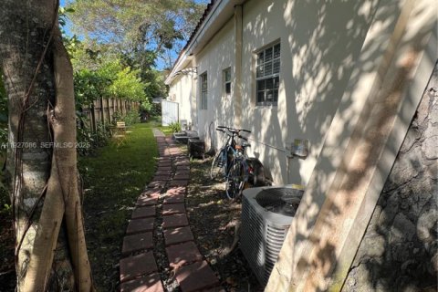 House in South Miami, Florida 5 bedrooms, 223.89 sq.m. № 1985982 - photo 5