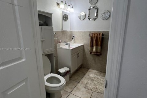 House in South Miami, Florida 5 bedrooms, 223.89 sq.m. № 1985982 - photo 19