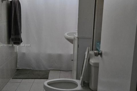 House in South Miami, Florida 5 bedrooms, 223.89 sq.m. № 1985982 - photo 16