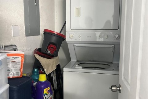 House in South Miami, Florida 5 bedrooms, 223.89 sq.m. № 1985982 - photo 24