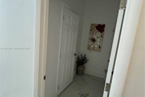 House in South Miami, Florida 5 bedrooms, 223.89 sq.m. № 1985982 - photo 21