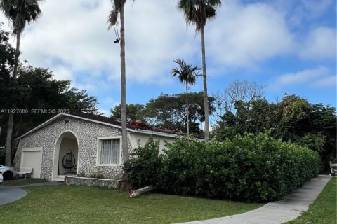 House in South Miami, Florida 5 bedrooms, 223.89 sq.m. № 1985982 - photo 1