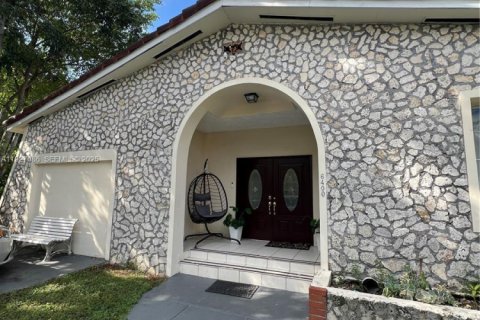 House in South Miami, Florida 5 bedrooms, 223.89 sq.m. № 1985982 - photo 4