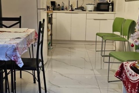 House in South Miami, Florida 5 bedrooms, 223.89 sq.m. № 1985982 - photo 17