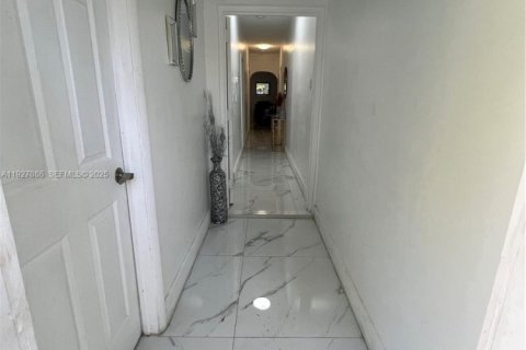 House in South Miami, Florida 5 bedrooms, 223.89 sq.m. № 1985982 - photo 23