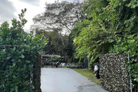 House in South Miami, Florida 5 bedrooms, 223.89 sq.m. № 1985982 - photo 7