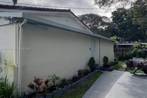 House in South Miami, Florida 5 bedrooms, 223.89 sq.m. № 1985982 - photo 22