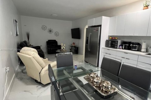 House in South Miami, Florida 5 bedrooms, 223.89 sq.m. № 1985982 - photo 18