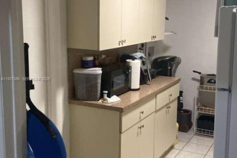 House in South Miami, Florida 5 bedrooms, 223.89 sq.m. № 1985982 - photo 12