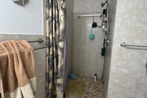 House in South Miami, Florida 5 bedrooms, 223.89 sq.m. № 1985982 - photo 25