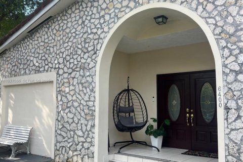 House in South Miami, Florida 5 bedrooms, 223.89 sq.m. № 1985982 - photo 2