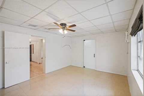 House in Opa-locka, Florida 3 bedrooms, 98.48 sq.m. № 1891808 - photo 13