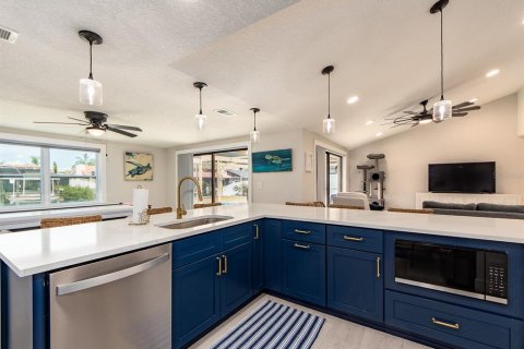 House in Port Richey, Florida 3 bedrooms, 162.76 sq.m. № 1919229 - photo 14