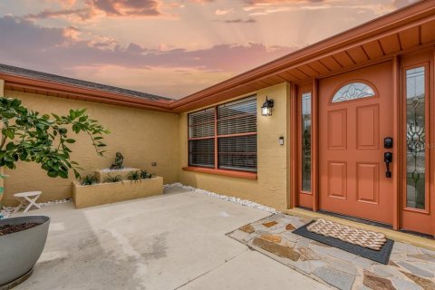 House in Port Richey, Florida 3 bedrooms, 162.76 sq.m. № 1919229 - photo 6