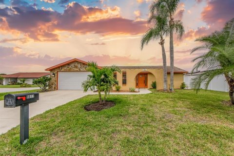 House in Port Richey, Florida 3 bedrooms, 162.76 sq.m. № 1919229 - photo 4