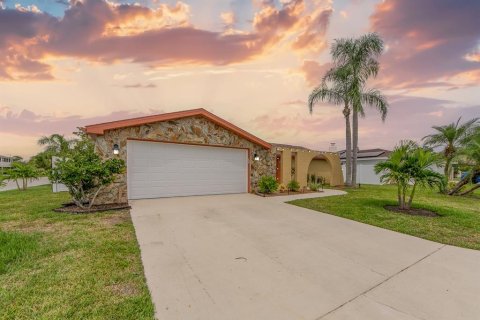 House in Port Richey, Florida 3 bedrooms, 162.76 sq.m. № 1919229 - photo 3