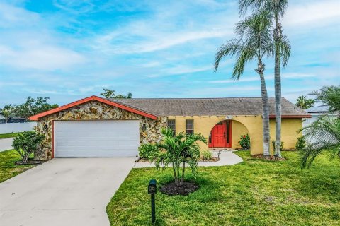 House in Port Richey, Florida 3 bedrooms, 162.76 sq.m. № 1919229 - photo 1