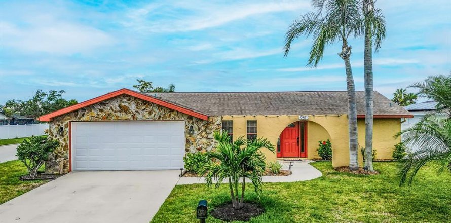 House in Port Richey, Florida 3 bedrooms, 162.76 sq.m. № 1919229
