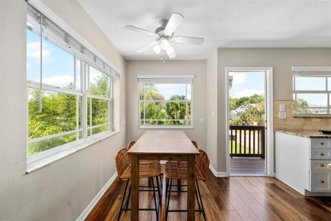 House in Palm Harbor, Florida 5 bedrooms, 203.18 sq.m. № 1904118 - photo 8