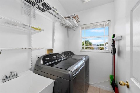 House in Palm Harbor, Florida 5 bedrooms, 203.18 sq.m. № 1904118 - photo 21
