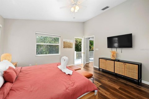 House in Palm Harbor, Florida 5 bedrooms, 203.18 sq.m. № 1904118 - photo 15