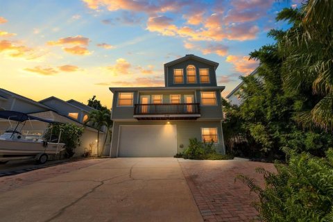 House in Palm Harbor, Florida 5 bedrooms, 203.18 sq.m. № 1904118 - photo 1