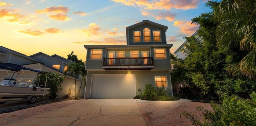 House in Palm Harbor, Florida 5 bedrooms, 203.18 sq.m. № 1904118