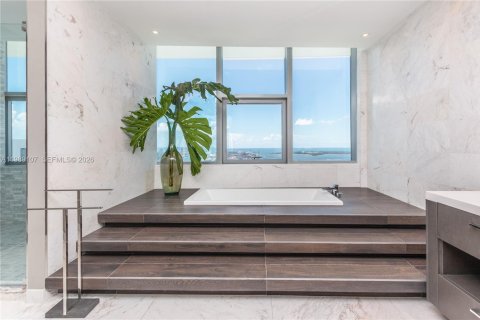 Copropriété à louer à Miami, Floride: 4 chambres, 371.14 m2 № 2051543 - photo 16