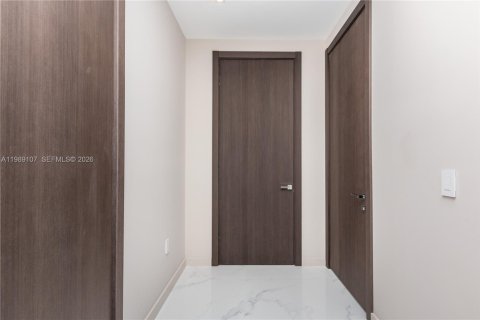 Copropriété à louer à Miami, Floride: 4 chambres, 371.14 m2 № 2051543 - photo 30