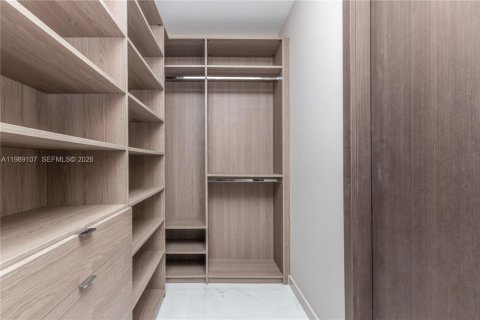 Copropriété à louer à Miami, Floride: 4 chambres, 371.14 m2 № 2051543 - photo 21