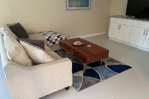 Condo in Deerfield Beach, Florida, 2 bedrooms № 2154175 - photo 2