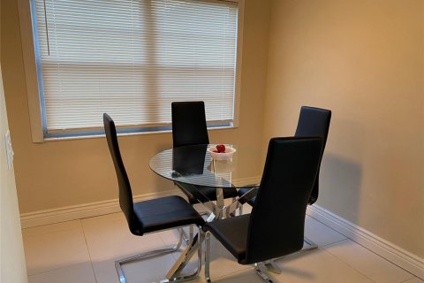 Condo in Deerfield Beach, Florida, 2 bedrooms № 2154175 - photo 10