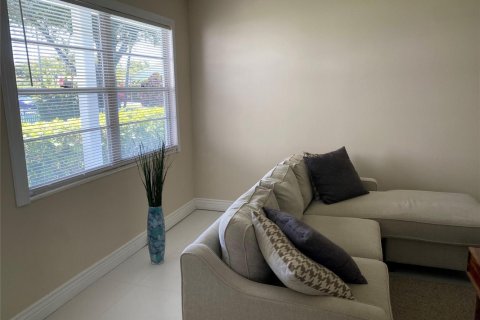 Condo in Deerfield Beach, Florida, 2 bedrooms № 2154175 - photo 3